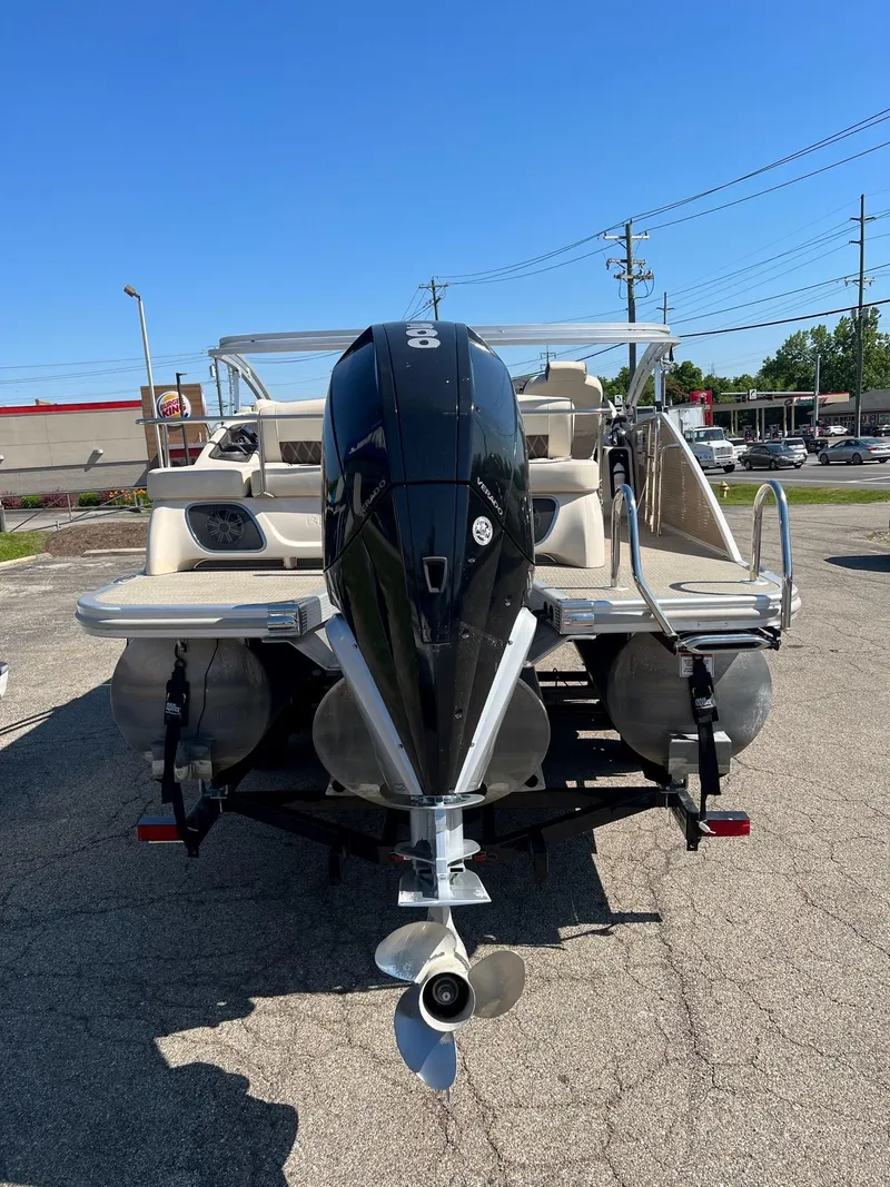 Slide: The Image of 2020 Bennington R 25 RSB pontoon boat with outboard motor, rear view. - 7