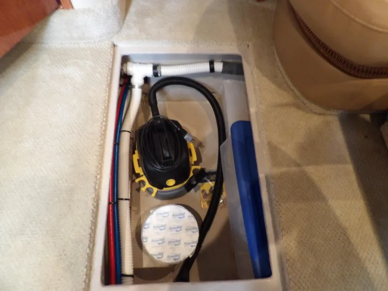 Slide: The Image of Sea Ray 390 Sundancer 2005 - 74