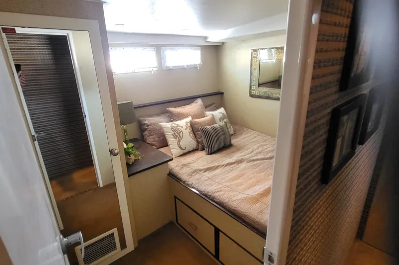 Slide: The Image of 1970 Chris-Craft Commander cabin interior with bed, mirror, and decorative pillows. - 15