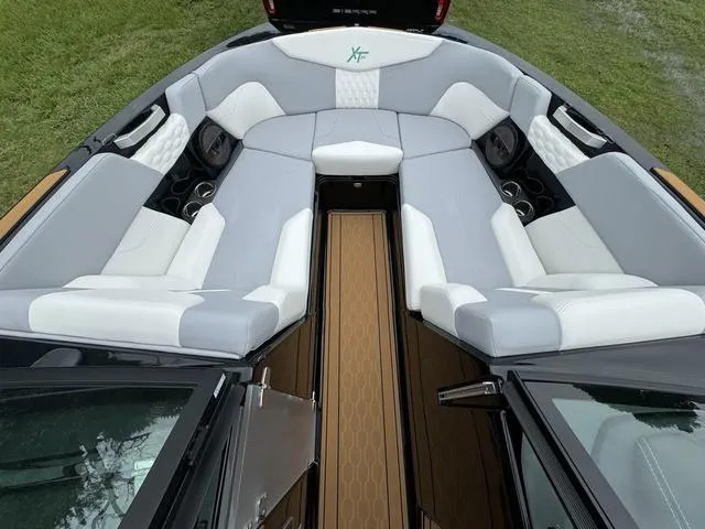 Slide: The Image of MasterCraft XT24 2024 - 14