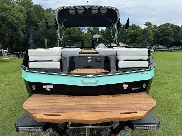 Slide: The Image of MasterCraft XT24 2024 - 9