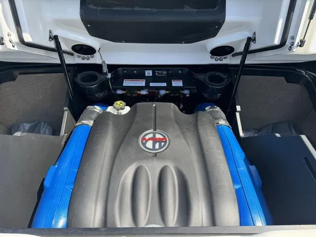 Slide: The Image of MasterCraft X22 2024 - 15