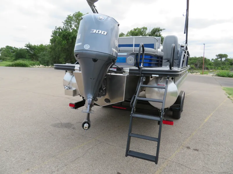 Slide: The Image of 2024 Bennington 25LTSB pontoon boat with Yamaha 300 outboard motor. - 4