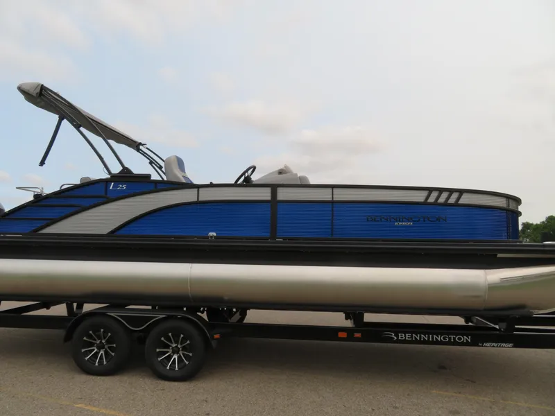 Slide: The Image of 2024 Bennington 25LTSB pontoon boat on a trailer. - 6