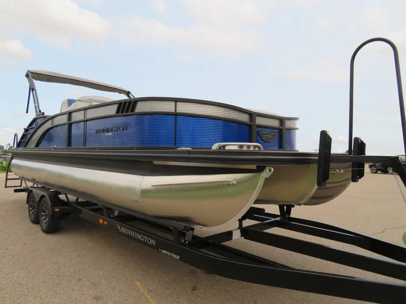 Slide: The Image of 2024 Bennington 25LTSB pontoon boat on trailer, side view. - 7