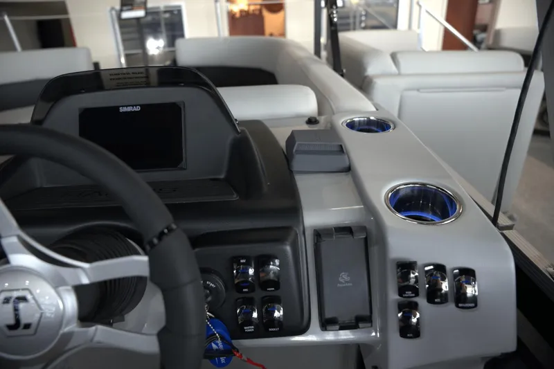 Slide: The Image of Harris 230 CRUISER 2025 - 15