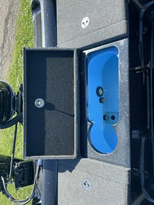 Slide: The Image of 2022 Nitro ZV21 boat livewell compartment with open lid. - 13