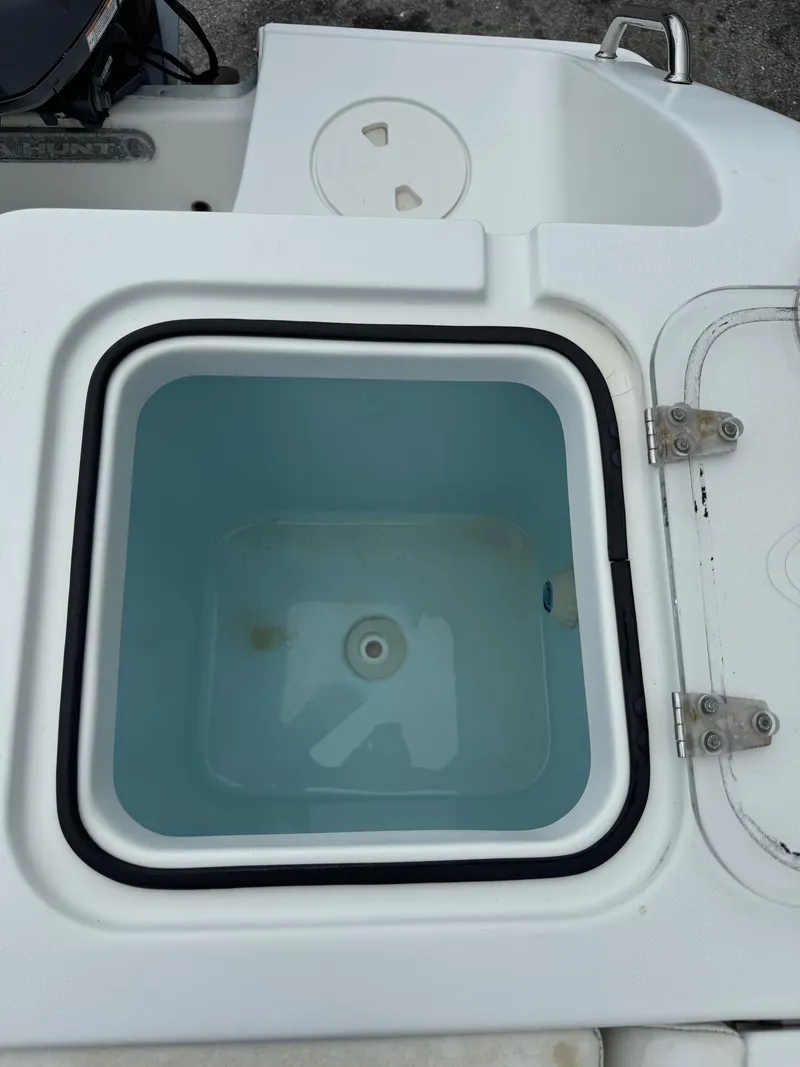 Slide: The Image of Livewell on a 2019 Sea Hunt Gamefish 27 Forward Seating boat. - 38