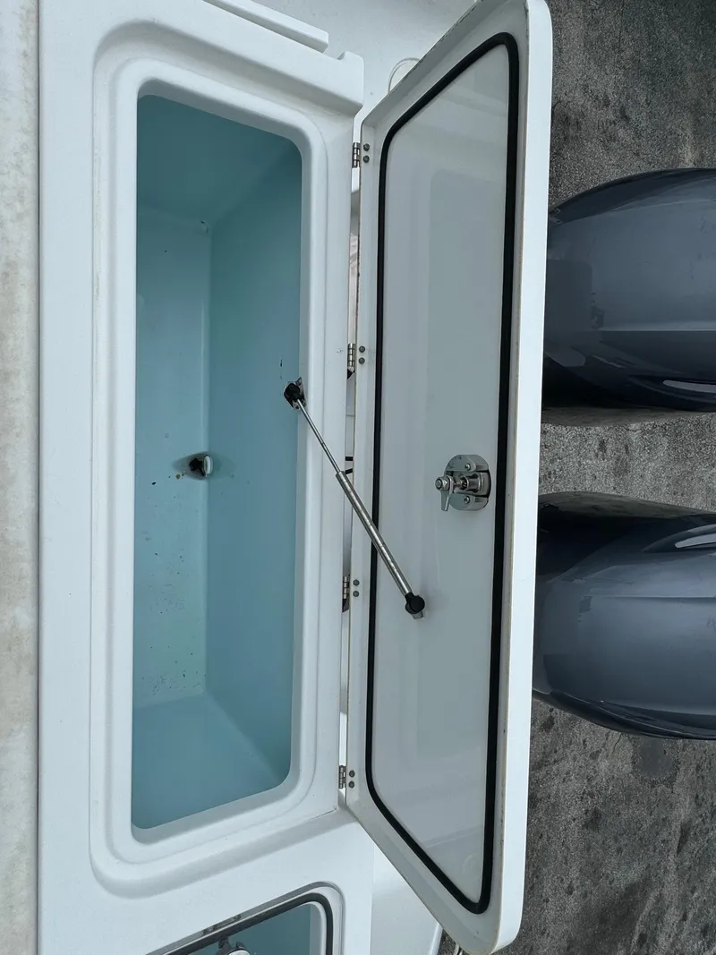 Slide: The Image of 2019 Sea Hunt Gamefish 27 Forward Seating livewell with open lid. - 39