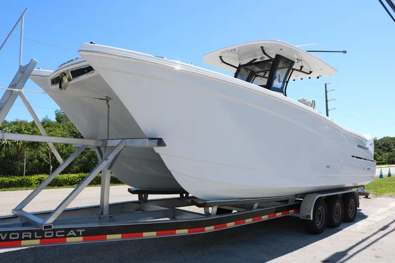 The Image of 2025 World Cat 280 CC-X boat on trailer, sleek design, sunny day. - 7