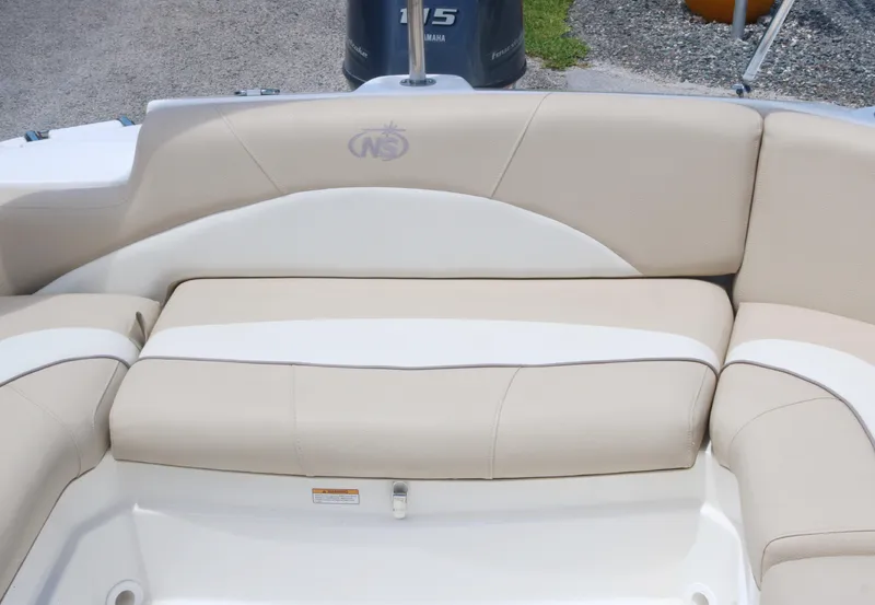 Slide: The Image of 2018 NauticStar 203 SC boat with beige and white seating. - 16