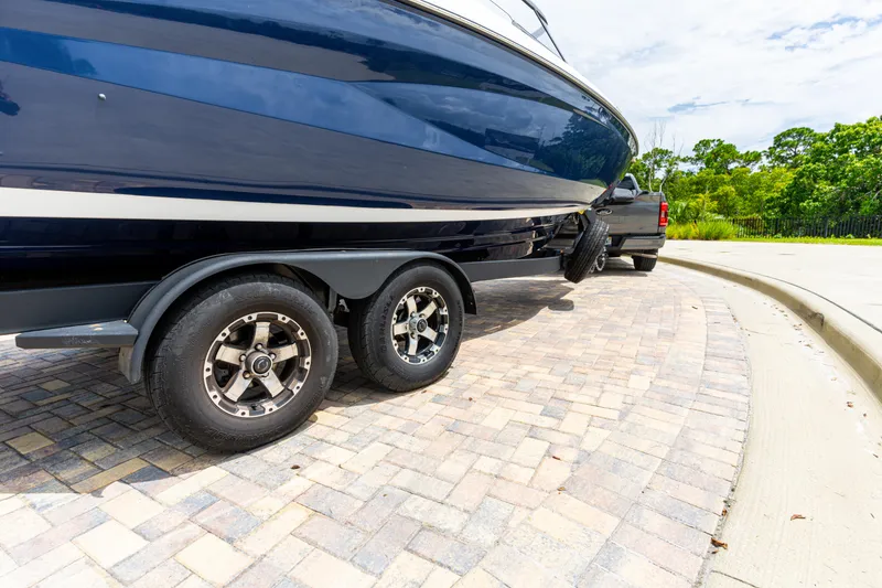 Slide: The Image of Yamaha Boats 252S 2021 on trailer, parked on a paved driveway. - 12
