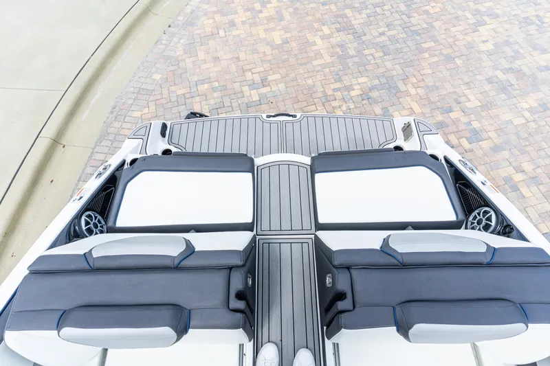 Slide: The Image of 2021 Yamaha Boats 252S interior seating and deck view. - 17