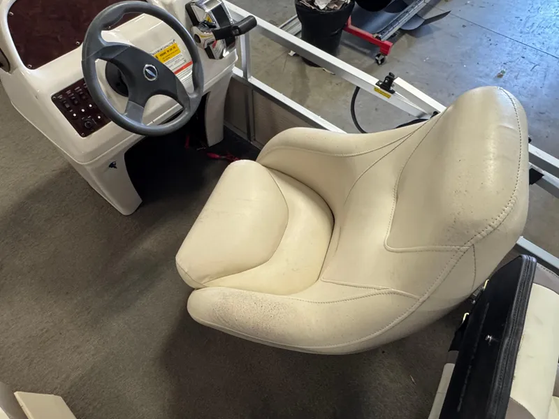 Slide: The Image of Captain's seat and steering wheel of 2010 Crestliner Batata Bay 2185 boat. - 12