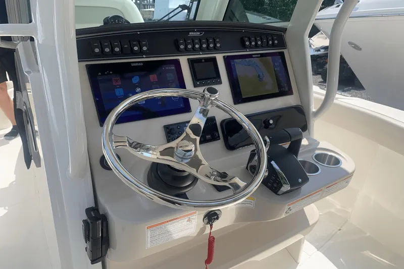 Slide: The Image of Boston Whaler 280 Outrage 2024 - 13