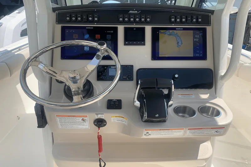 Slide: The Image of Boston Whaler 280 Outrage 2024 - 14