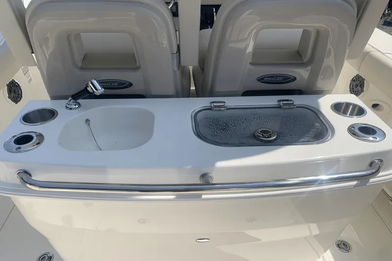 Slide: The Image of Boston Whaler 280 Outrage 2024 - 15