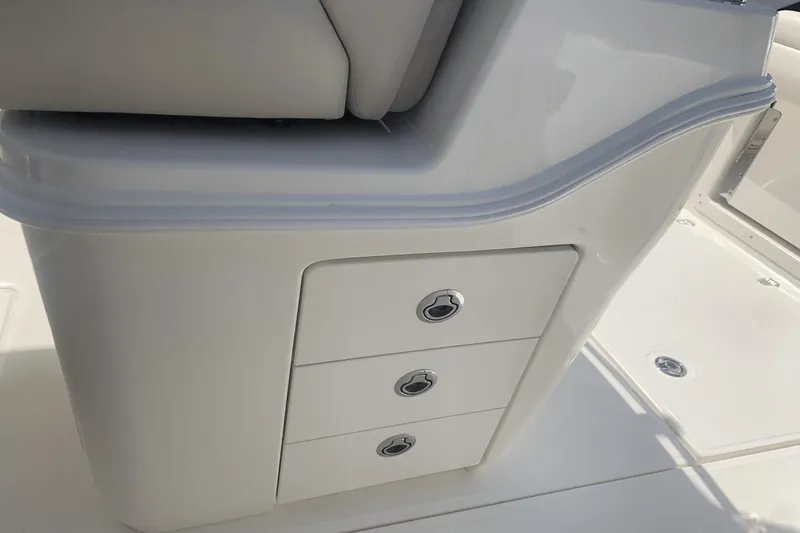Slide: The Image of Boston Whaler 280 Outrage 2024 - 17