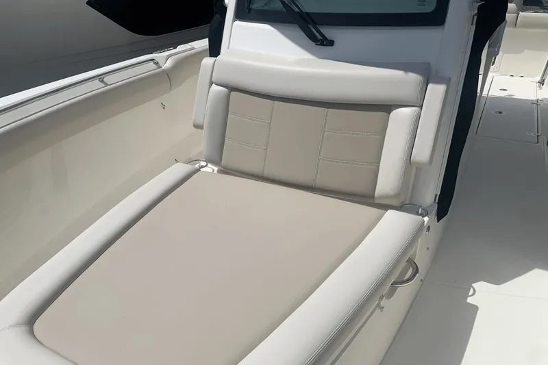 Slide: The Image of Boston Whaler 280 Outrage 2024 - 20