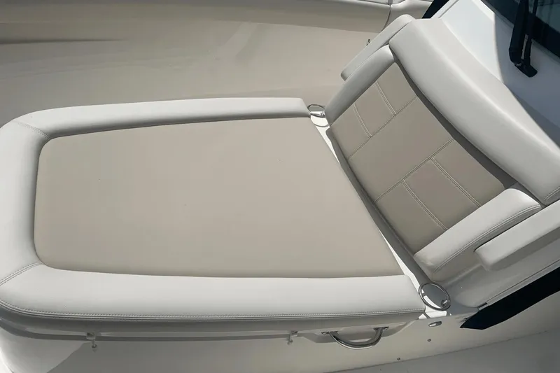 Slide: The Image of Boston Whaler 280 Outrage 2024 - 21