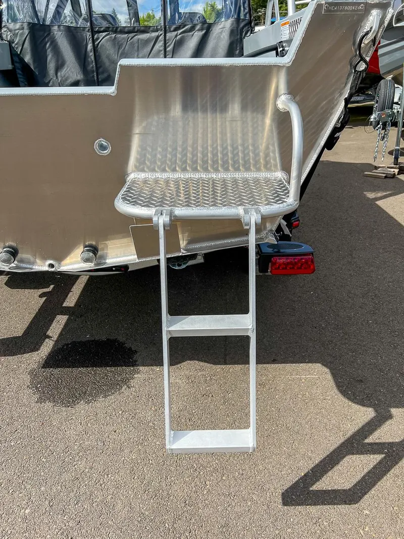 Slide: The Image of 2024 Hewescraft 200 Sportsman boat with rear boarding ladder. - 15