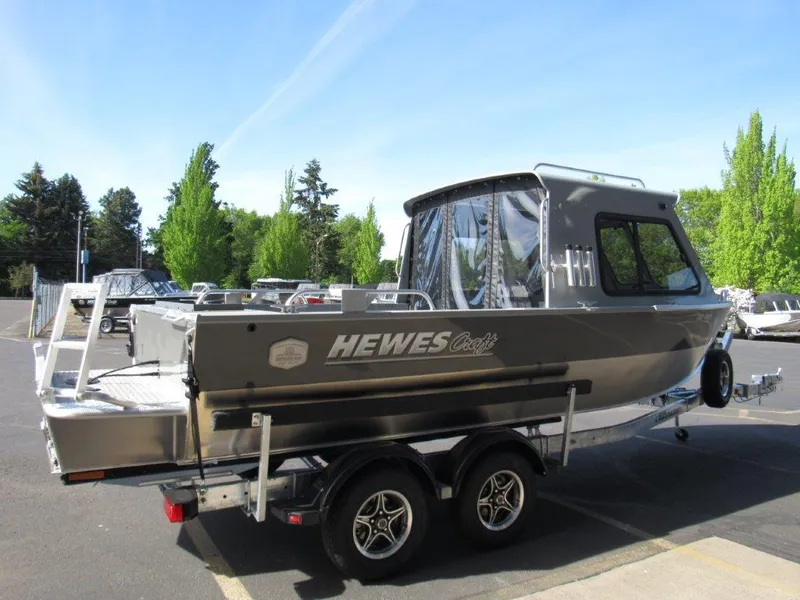 Slide: The Image of 2024 Hewescraft 200 PRO V ET HT boat on trailer in parking lot. - 5