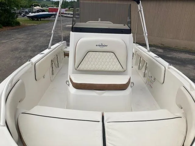 Slide: The Image of Stingray 173 CC 2024 - 6