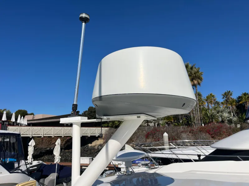 Slide: The Image of Radar and antenna on 2018 Sea Ray Sundancer 350 yacht under clear blue sky. - 18