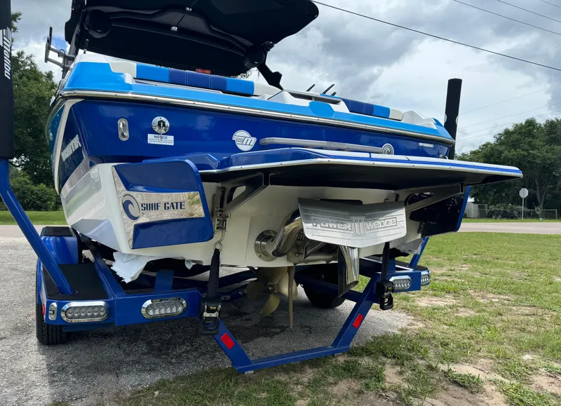 Slide: The Image of 2024 Malibu Wakesetter 21 LX boat rear view with Surf Gate and propeller. - 44