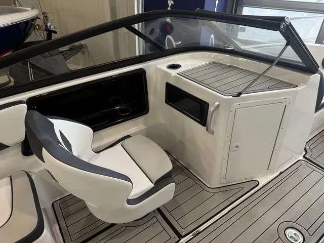 Slide: The Image of Yamaha 195S 2024 - 16