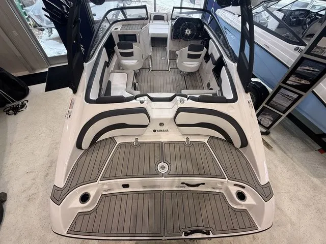 Slide: The Image of Yamaha 195S 2024 - 4