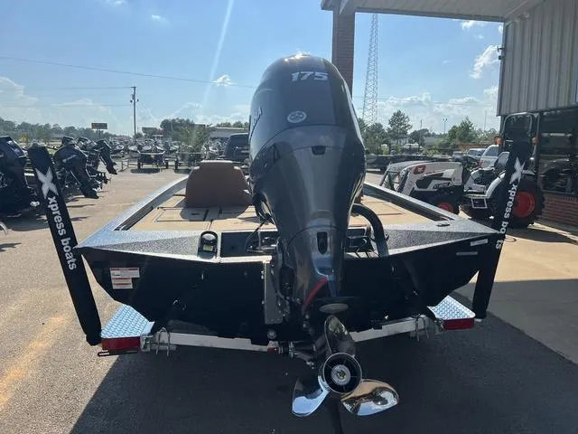 Slide: The Image of Xpress H20C Crappie 2025 - 12