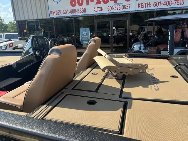 Slide: The Image of Xpress H20C Crappie 2025 - 15