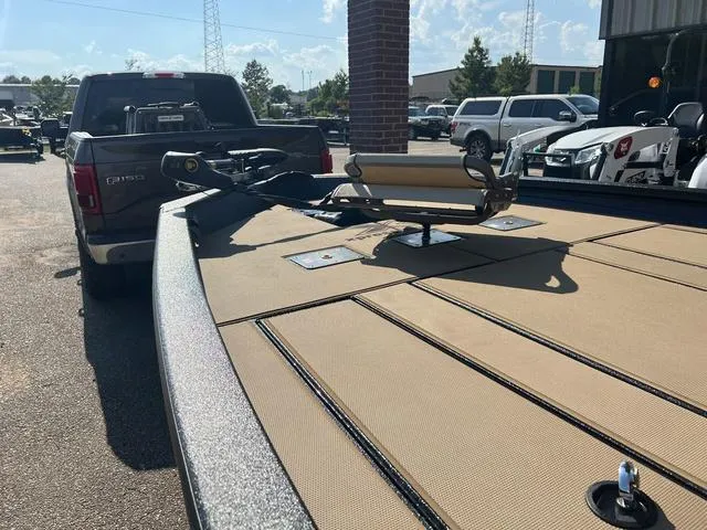 Slide: The Image of Xpress H20C Crappie 2025 - 20