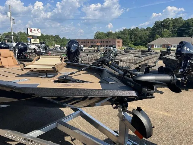 Slide: The Image of Xpress H20C Crappie 2025 - 4