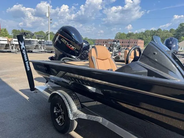 Slide: The Image of Xpress H20C Crappie 2025 - 6