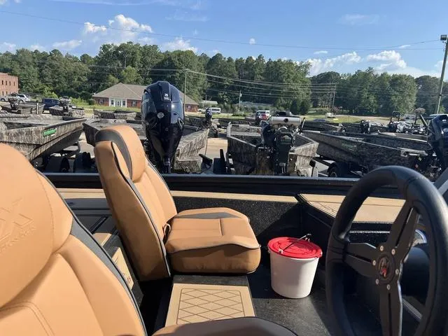 Slide: The Image of Xpress H20C Crappie 2025 - 9