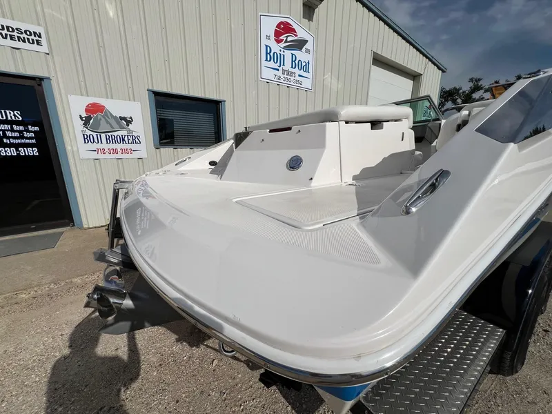 Slide: The Image of 2006 Regal 2200 Bowrider boat at Boji Boat Brokers dealership. - 28