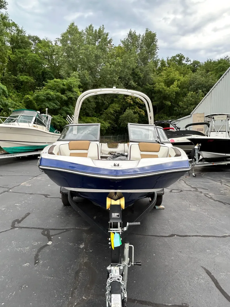 Slide: The Image of 2022 Yamaha Boats 195 S on trailer, parked outdoors. - 17