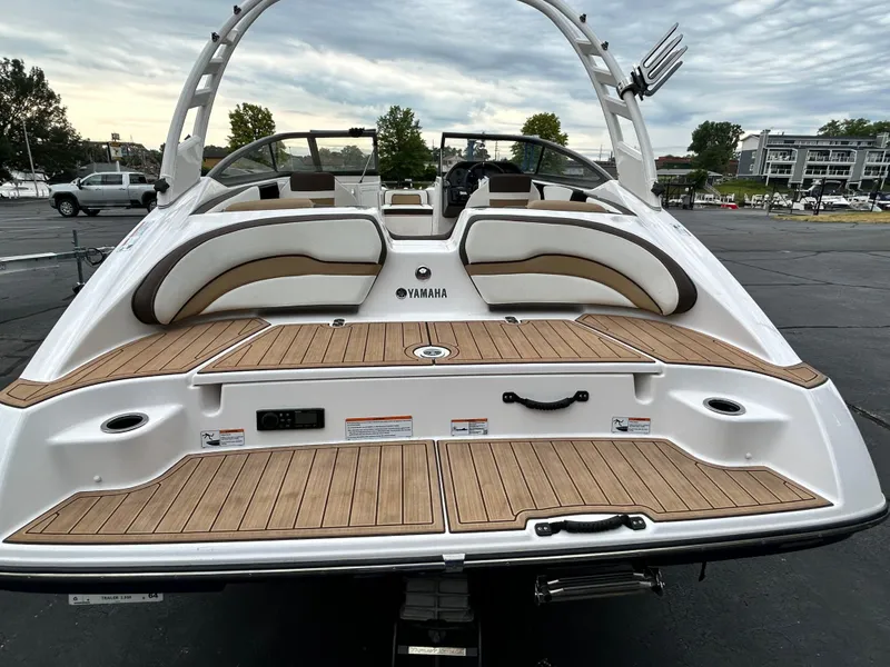 Slide: The Image of 2022 Yamaha Boats 195 S with teak swim platform and seating. - 3
