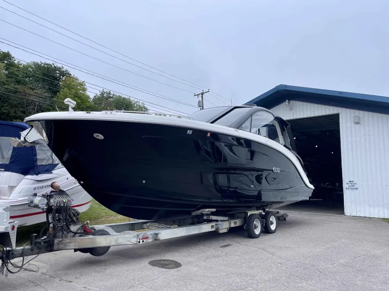 Slide: The Image of Sea Ray 370DAO 2023 - 10