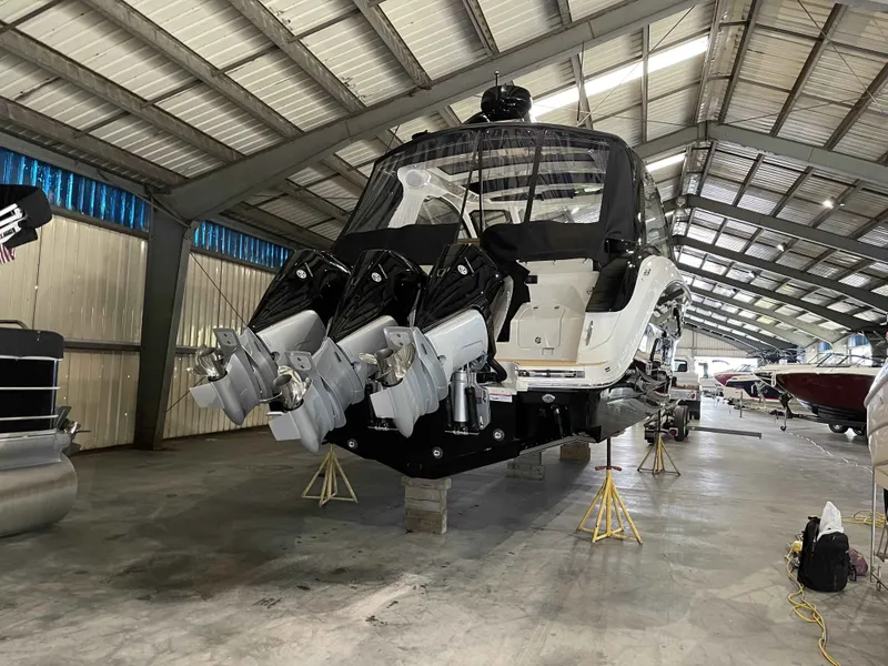 Slide: The Image of Sea Ray 370DAO 2023 - 11