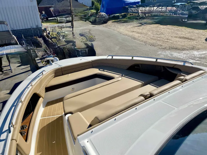 Slide: The Image of Sea Ray 370DAO 2023 - 15