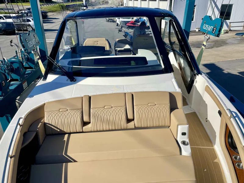 Slide: The Image of Sea Ray 370DAO 2023 - 16