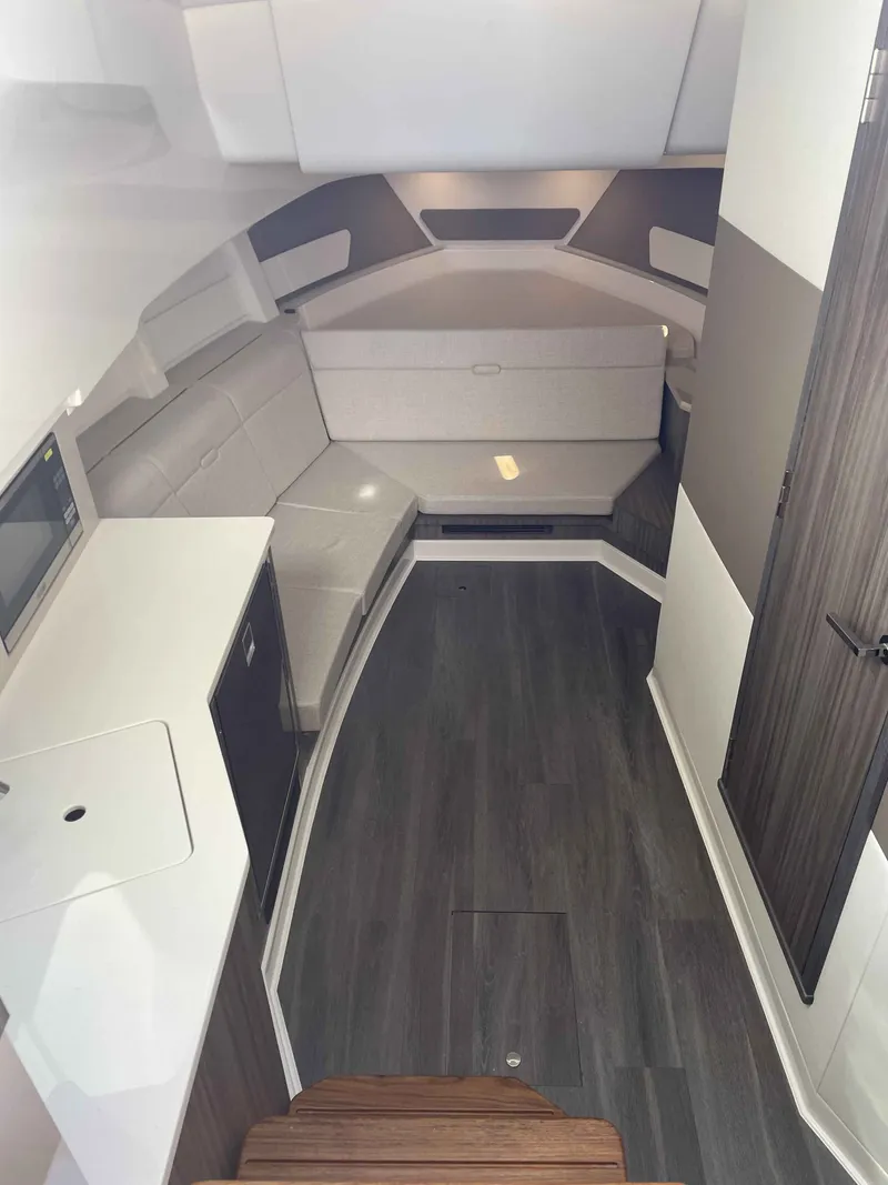 Slide: The Image of Sea Ray 370DAO 2023 - 17