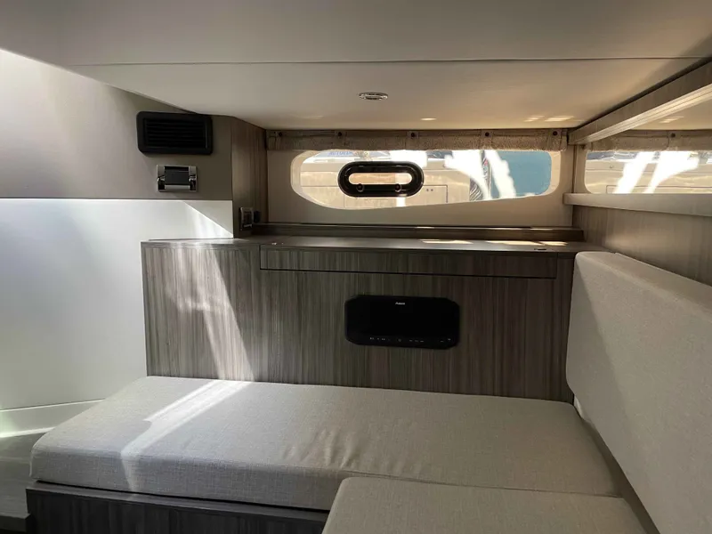 Slide: The Image of Sea Ray 370DAO 2023 - 20