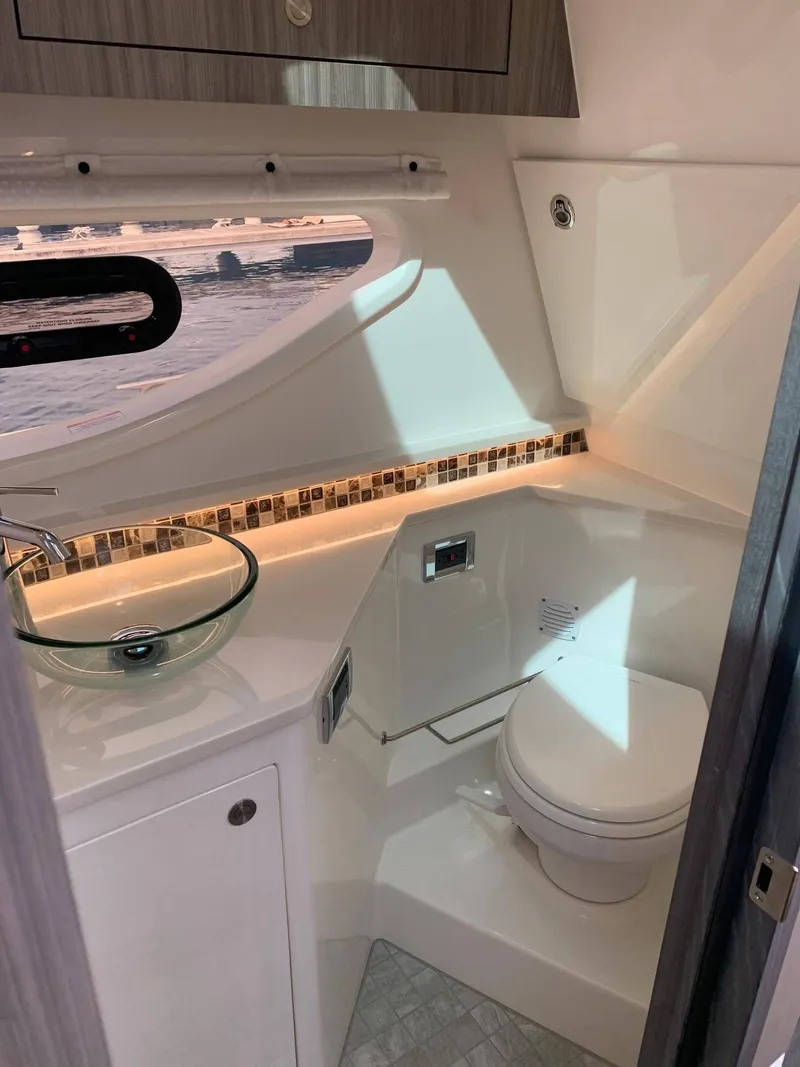 Slide: The Image of Sea Ray 370DAO 2023 - 23