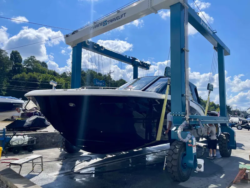 Slide: The Image of Sea Ray 370DAO 2023 - 8