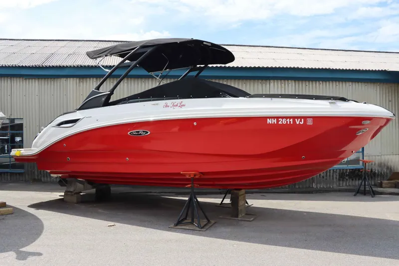 Slide: The Image of Sea Ray 250SDX 2022 - 1