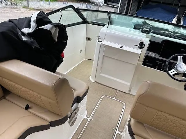 Slide: The Image of Sea Ray 250SDX 2022 - 11